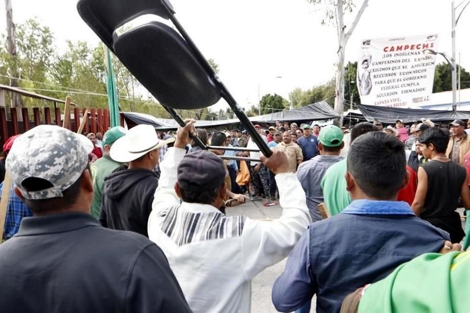 Durante el acceso de diputados a la Cámara, hubo jaloneos entre organizaciones campesinas.