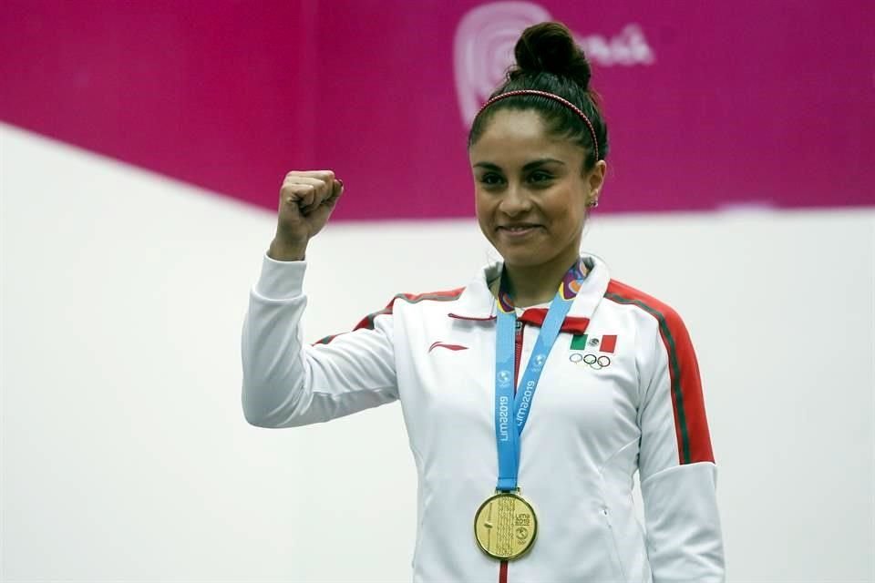 Paola Longoria levanta su medalla de oro en Lima 2019.