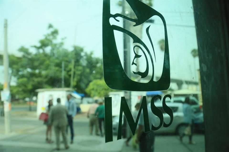 Tras dos contagios de coronavirus entre personal administrativo de la Clínica 48 del IMSS, el Instituto señaló que ya tomaron medidas.