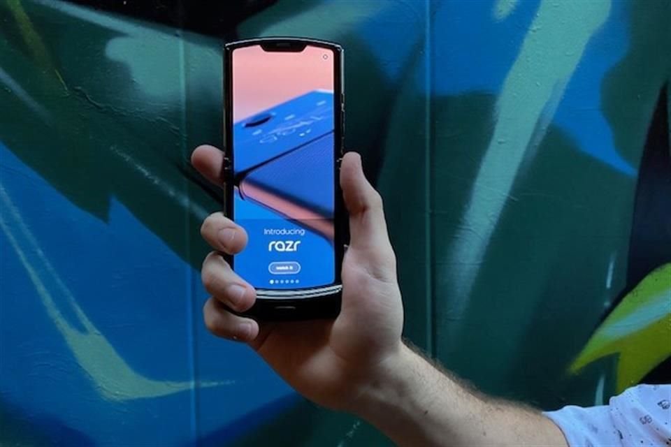 Motorola se inspiró en su smartphone de 2004 para crear su primer teléfono con pantalla flexible.