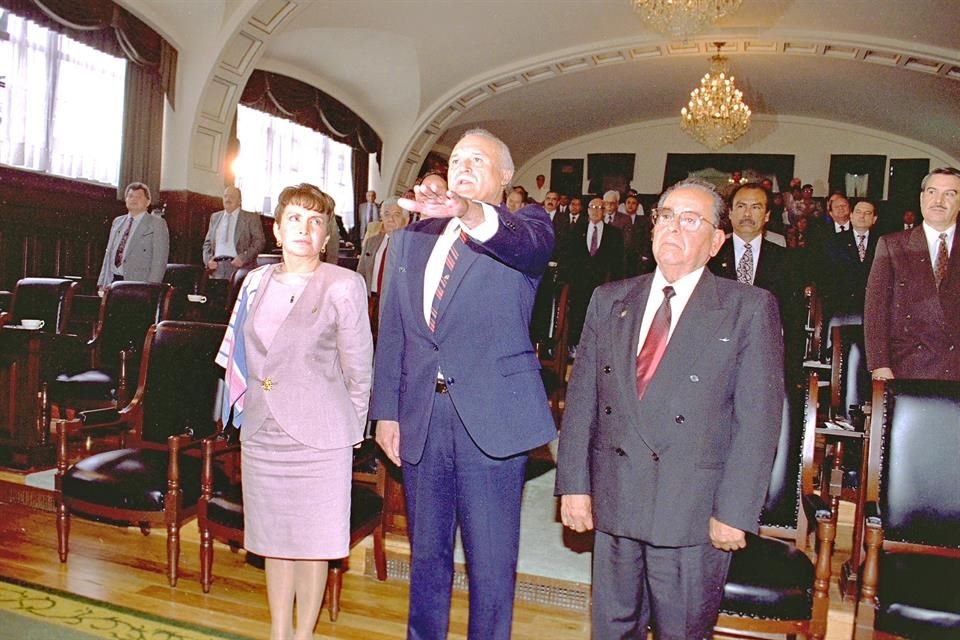 Guillermo Cosío, en 1994, rindiendo protesta como Embajador de México en Guatemala.