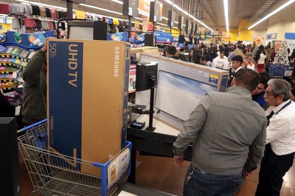 En Walmart de Lincoln, las pantallas fueron los artículos que más demanda tuvieron por parte de los clientes.