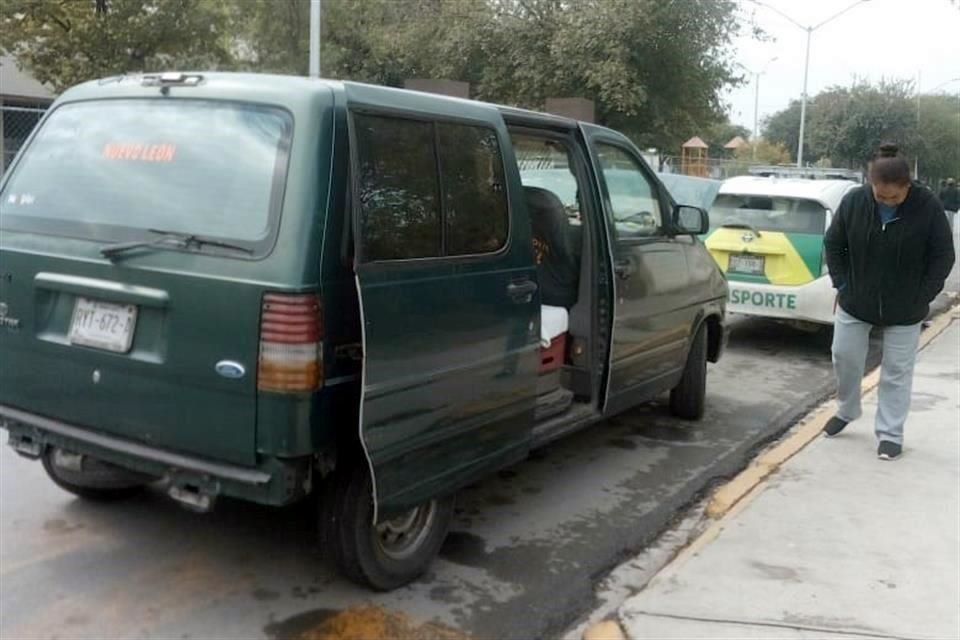 Una conductora fue sorprendida en una escuela, en Escobedo, cuando transportaba ocho niños en una camioneta que tiene cajas como asientos.