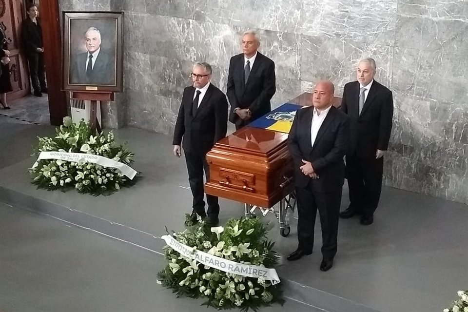 El Gobernador Enrique Alfaro y los ex Gobernadores Alberto Cárdenas, Emilio González y Gerardo Octavio Solís montaron guardia de honor junto al féretro de Guillermo Cosío.