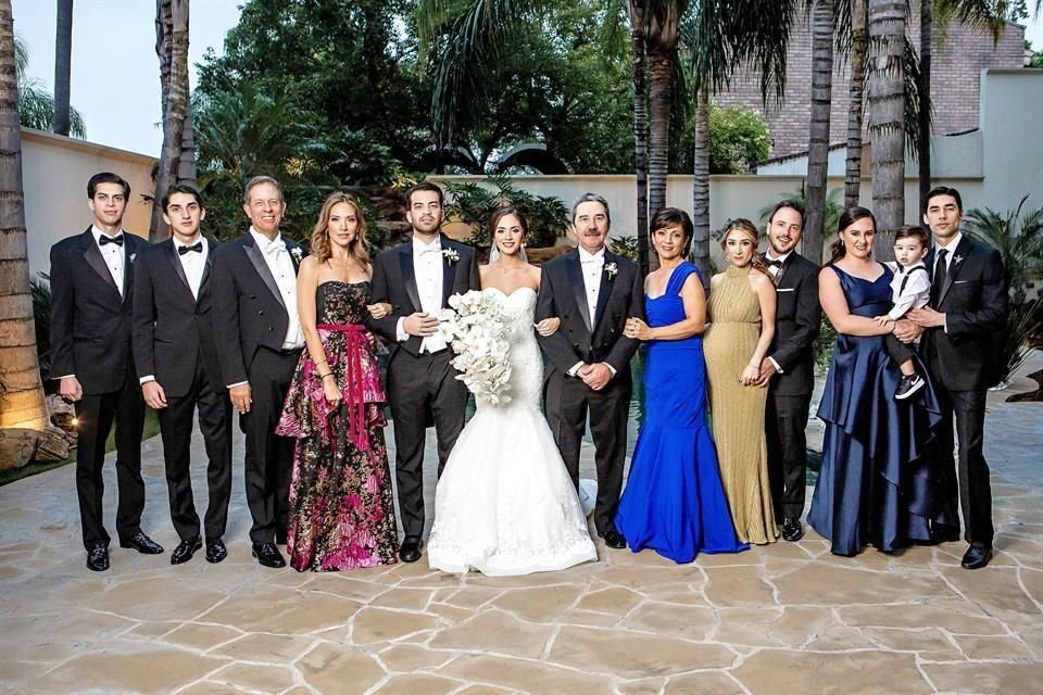 Los novios con sus familias.