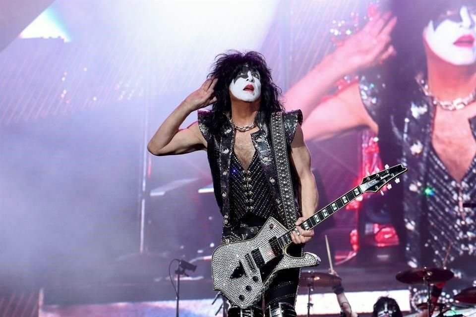 Paul Stanley fue reportado con una infección en la garganta.