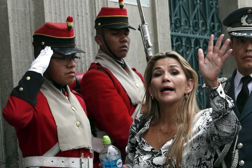 Jeanine Áñez llegó hoy al Palacio de Gobierno de La Paz.