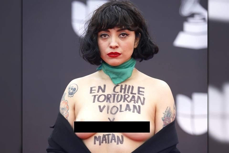 Mon Laferte mostró sus senos con el mensaje 'en Chile torturan, violan y matan' escrito en su pecho, como protesta por violencia en su país.