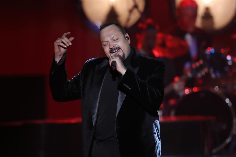 Uno de los momentos más emotivos de la noche lo presentó Pepe Aguilar, al interpretar 'El Triste', como parte de un pequeño homenaje a José José.