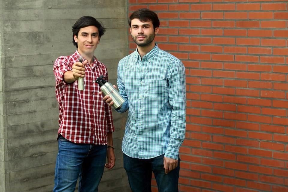 Emiliano Rodea y Andrés Varela crearon Nanto, un recubrimiento repelente de líquidos para telas a base de nanotecnología.