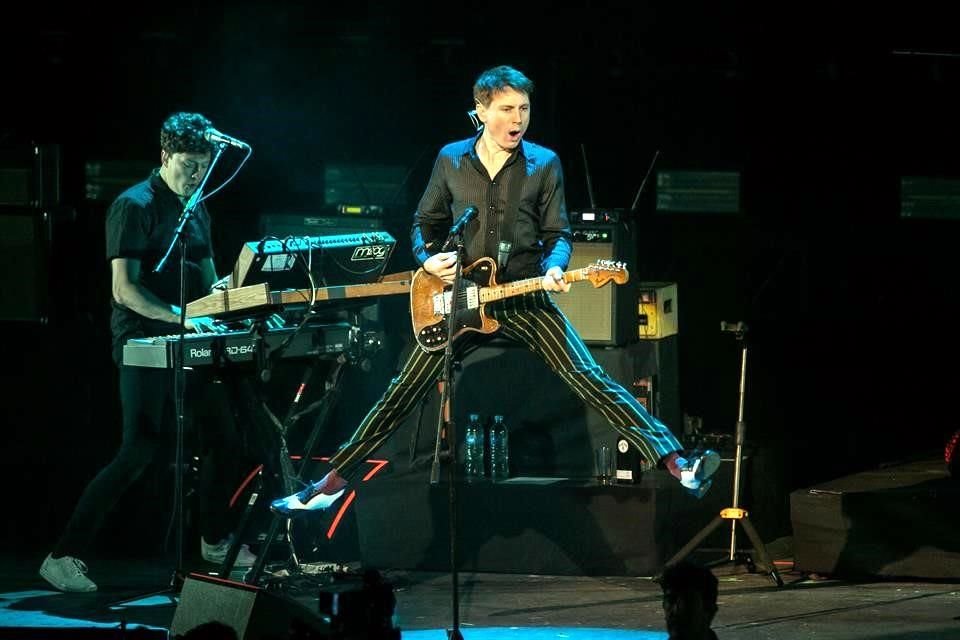 Franz Ferndinand desató toda su energía en el escenario.