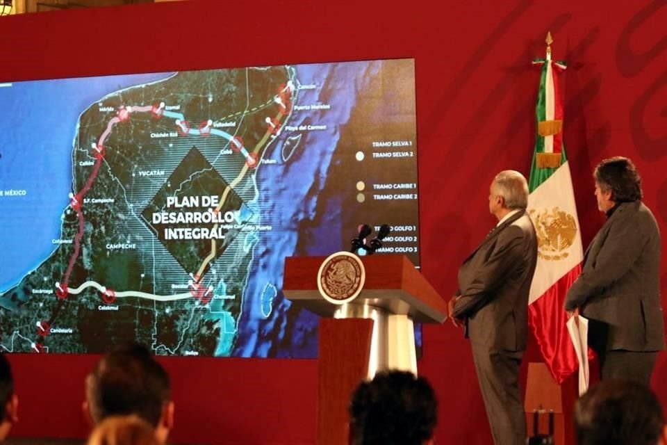 López Obrador en el anuncio del plan de consulta ciudadana e indígena para la construcción del proyecto.