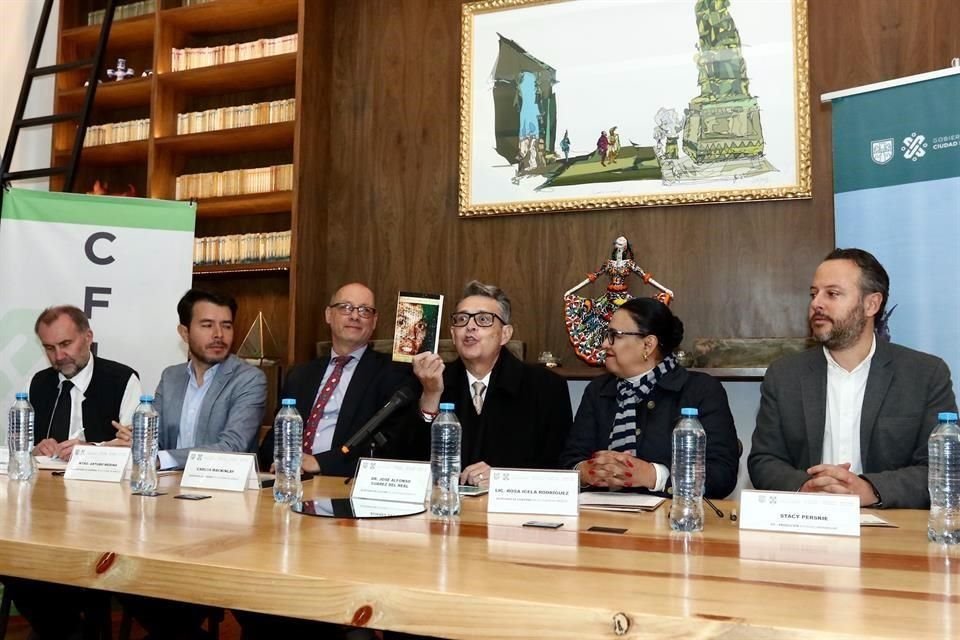 Terry Bamber acompañado por autoridades capitalinas durante el anuncio de este viernes.