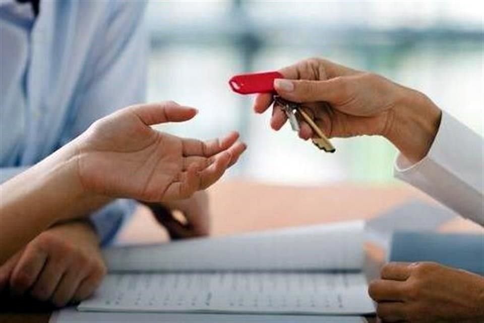 Durante la firma es cuando se hace la compraventa oficial de la propiedad y se da legalidad ante el notario.