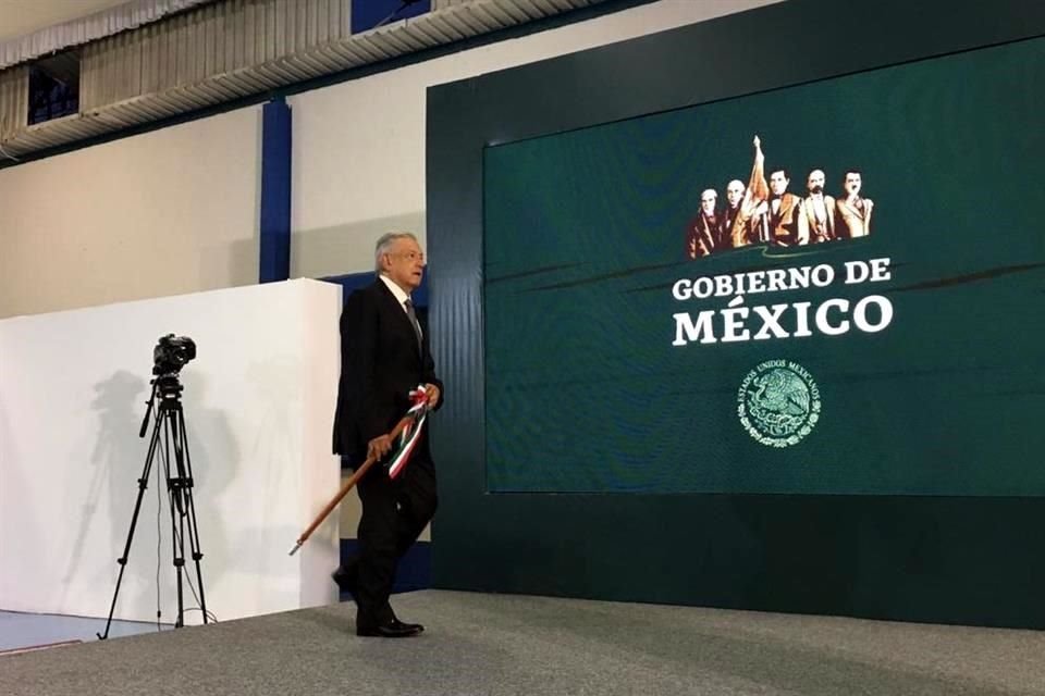 Empuñando un bastón de mando, el Presidente López Obrador llegó a su conferencia de prensa la mañana del 18 de octubre.