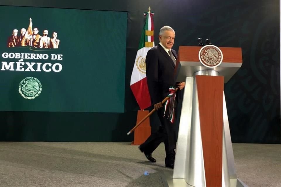 Buscando el ojal para el botón de su saco, AMLO arribó hasta el atril donde comenzó a hablar de varios temas, pero no de los hechos violentos ocurridos en Culiacán el 17 de octubre.