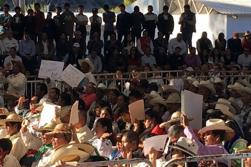 Algunos asistentes levantaron pancartas urgiendo una auditoría al programa Sembrando Vida en Durango.