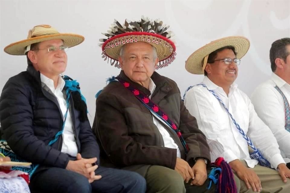 El Presidente AMLO encabezó un mitin en el Mezquital, Durango, en el que estuvo acompañado por el Gobernador José Rosas Aispuro y el titular del INPI, Adelfo Regino Montes.
