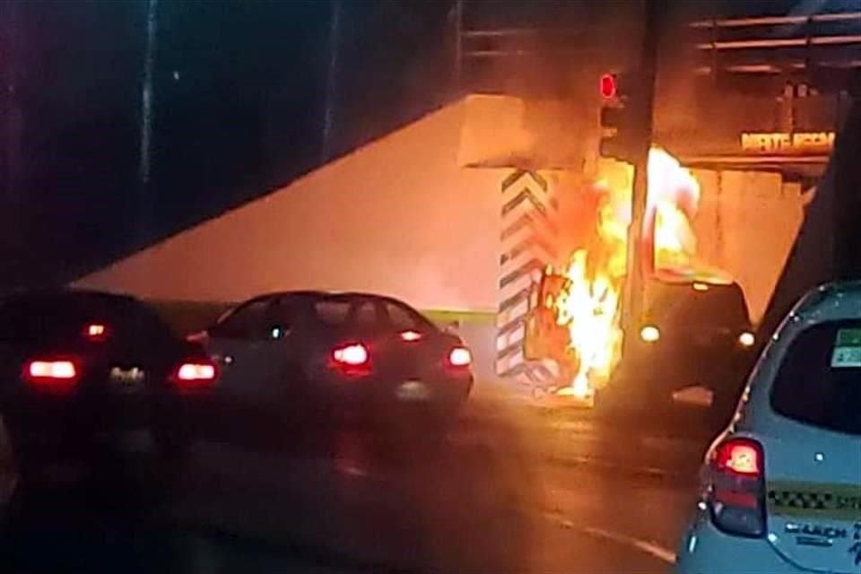 Autoridades de Nuevo Laredo informan de al menos seis bloqueos de vialidades importantes y vehículos incendiados.