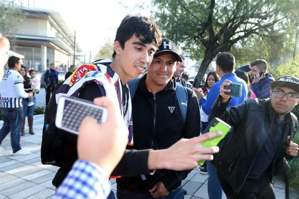 Suazo atendió amablemente a los aficionados que le pidieron fotos.
