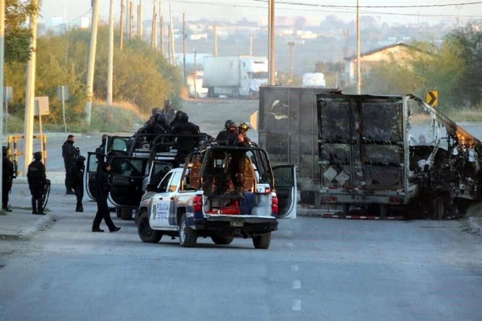 Autoridades policiacas recorren las calles de Nuevo Laredo tras los enfrentamientos registrados anoche en la ciudad fronteriza.