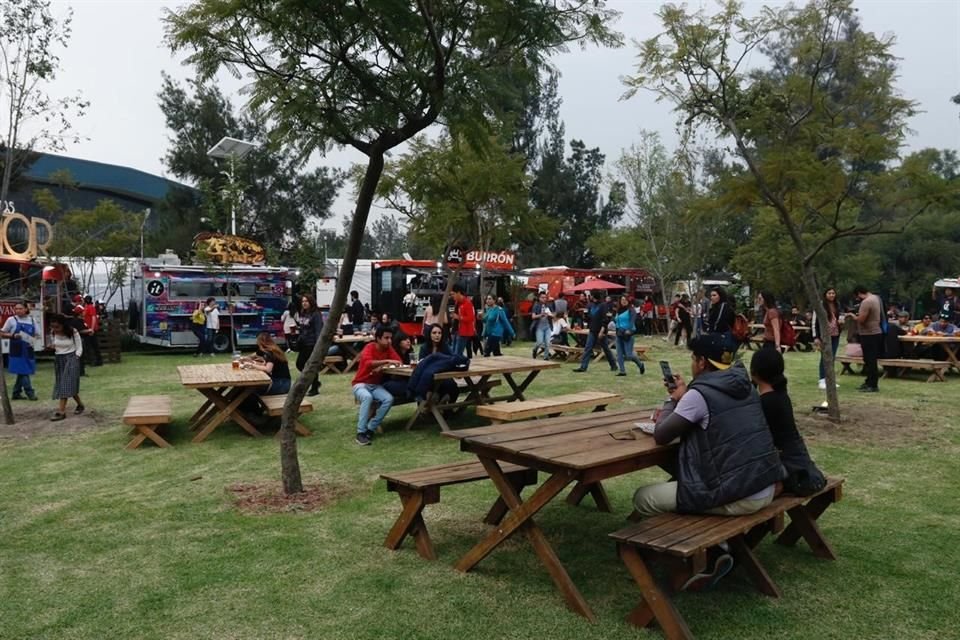 Antes de las actividades musicales, los presentes acudieron a los puestos de comida para deleitarse con un platillo o tomar una cerveza.