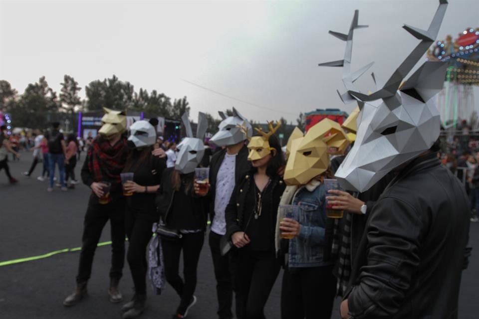 Algunos asistentes le apostaron a un outfit menos convencional e incluyeron máscaras.