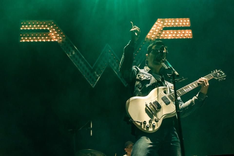 Weezer prendió los ánimos en el escenario Doritos con su célebre 'Buddy Holly'.