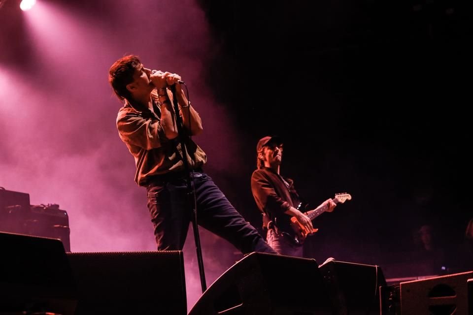 The Strokes creó complicidad con 'You Only Live Once' y 'Reptilia'.