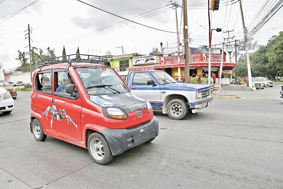 Las motocicletas de cuatro ruedas fueron adaptadas con una carcasa roja para que parecieran autos y no mototaxis.