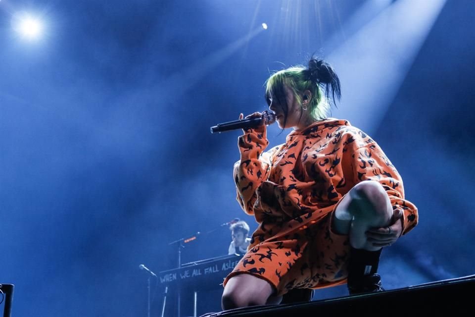 La intérprete portó una sudadera color naranja combinada con un short y un peinado de dos coletas