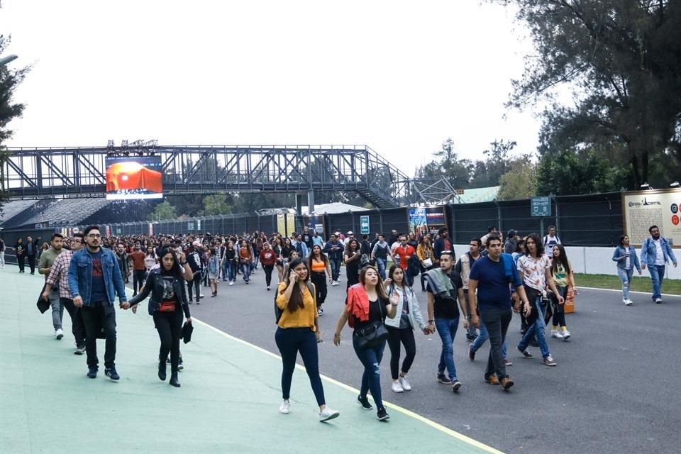 Los asistentes llegaron temprano para asegurar buenos lugares durante el segundo día del Corona Capital.