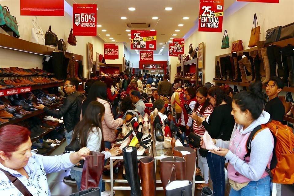 El evento de descuentos y promociones, además de impulsar las ventas, también puede ayudarle a que más personas conozcan su negocio y hacerlas posibles compradoras a futuro.