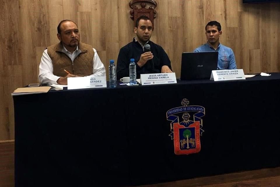 Alfonso Hernández Barrón, presidente de la CEDHJ (izquierda); Jesús Medina Varela, presidente de la FEU (centro) y Javier Armenta, presidente electo de la FEU.