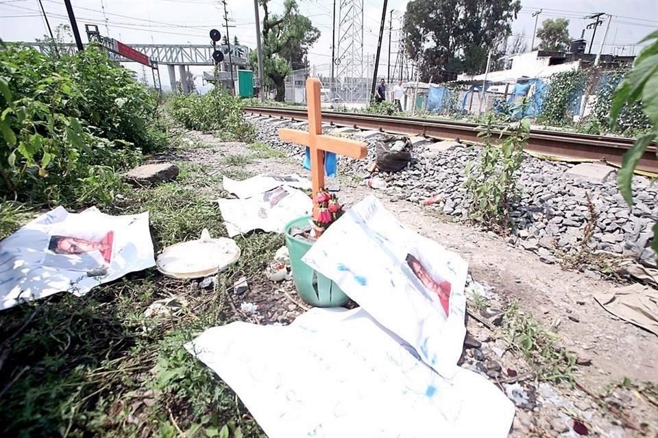 Una cruz dentro de una cubeta con balasto, colocada por migrantes, recordaba el lugar donde fue hallado el cadáver del guatemalteco Julio Fernando Cardona Agustín, de 19 años de edad, a un lado de las vías del ferrocarril.