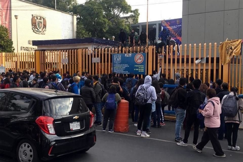 Encapuchados toman las instalaciones de la Prepa 8 de la UNAM; exigen fin de venta de droga y protocolos contra violencia de género.