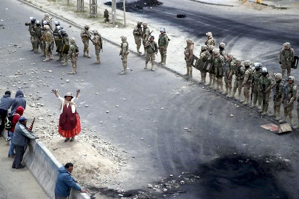 Segun medios locales, los militares dispararon fuego real a los manifestantes.