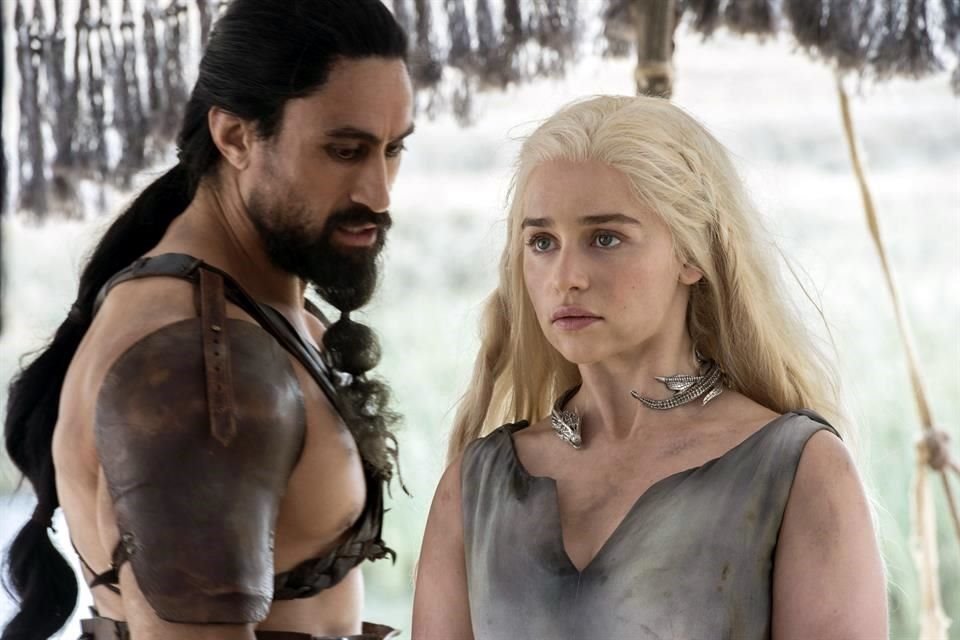 Emilia Clarke aseguró que la producción de 'Game of Thrones' le pidió hacer más escenas de desnudos de los que estaban estipulados.
