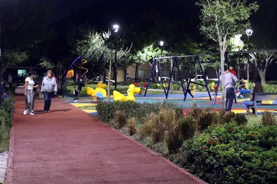 En el parque se instaló tartán en la vitapista y caucho en área de juegos infantiles, adoquines y una cisterna.