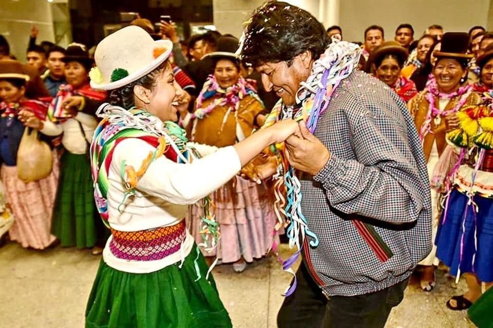 Evaliz Morales Alvarado y Evo Morales en una imagen publicada por la joven en Facebook en marzo pasado.