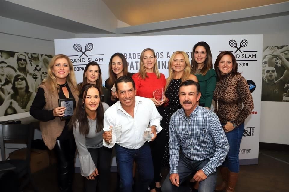 Isaura Real, Liliana Elizondo, Alejandra Rodríguez, Erika Monter, Tete García Luna, Jannett Garza Santos, Rocío Garza. ABAJO Rosario Fernández, José Luis Méndez y Héctor Fuentes