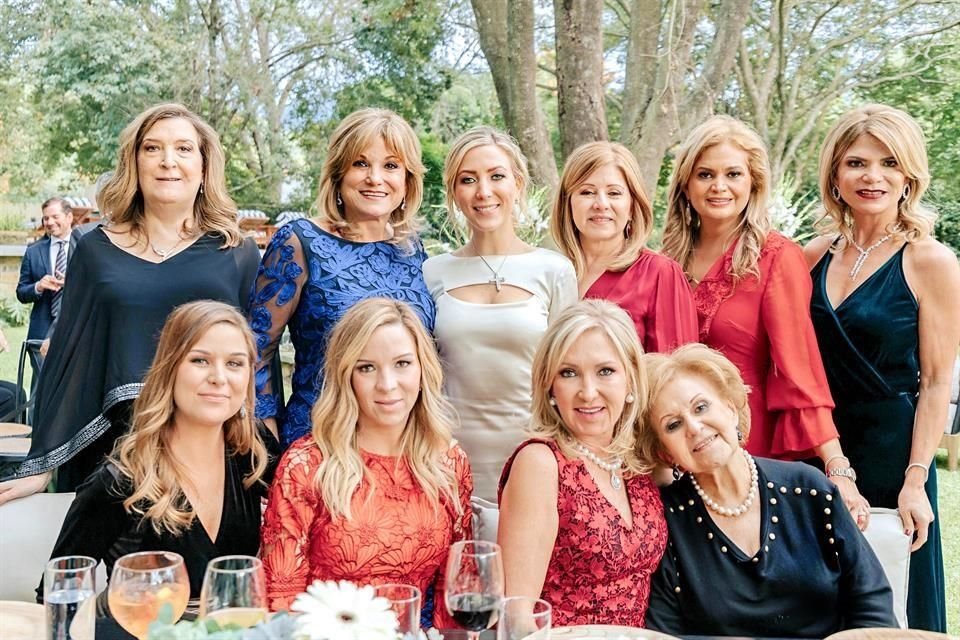 Laura de Arredondo, Patricia de Garza, la novia, Lavinia de Olivares, Alba de Ortiz, Marcela de Villarreal, Brenda de Canales, Cordelia de García, Maye de Ortiz y Margarita de Olivares
