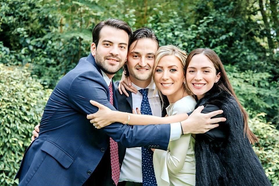 Eugenio Yarte y Fernanda Barrera de Yarte con los novios