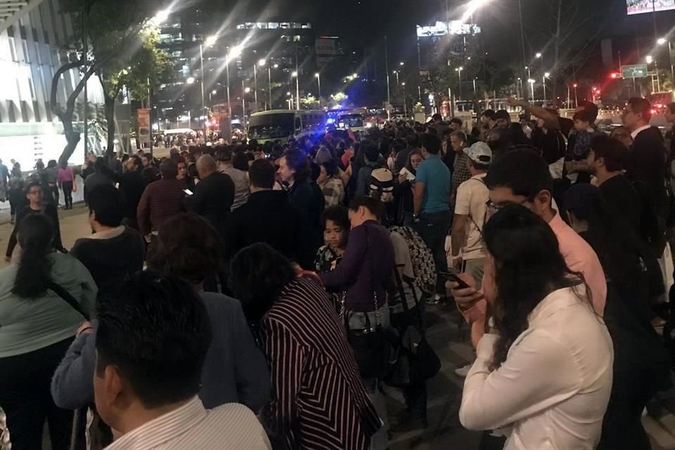 Empleados y visitantes de la Plaza Manacar se llevaron el susto del día, pues esta noche se activó por error la alerta sísmica.