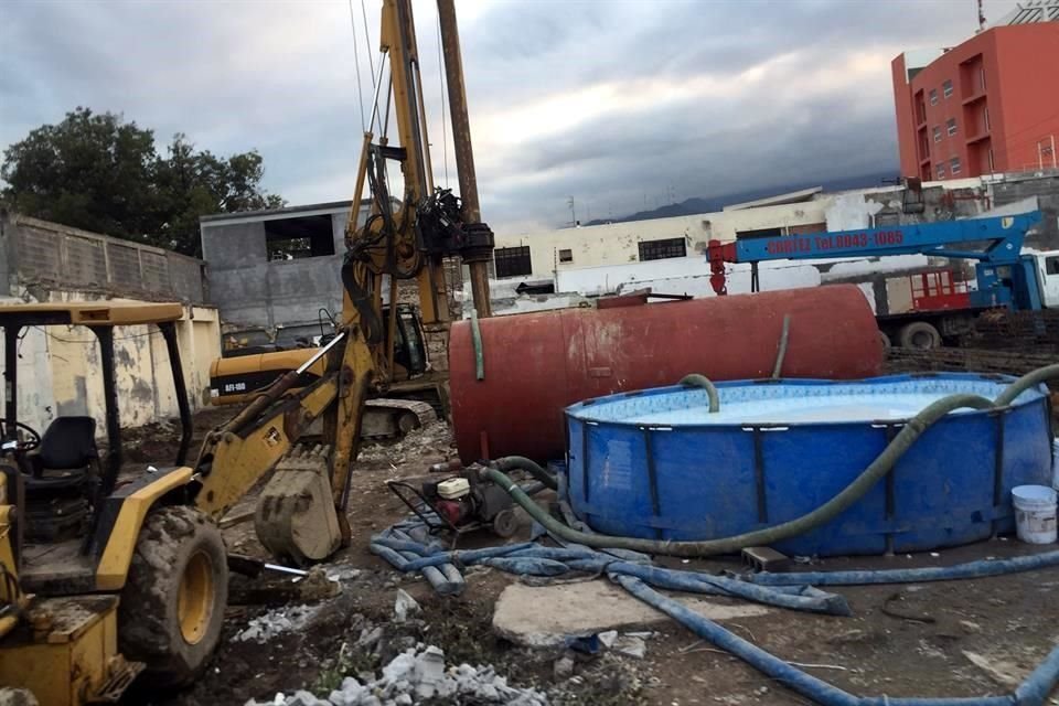 En un recorrido realizado se puede observar que hay equipo para drenar, además de contenedores de agua y pipas.