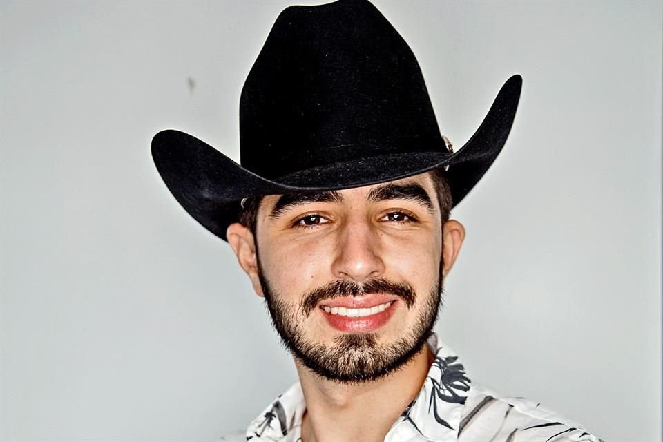 Joss Favela aspira a ganar por Álbum Regional.