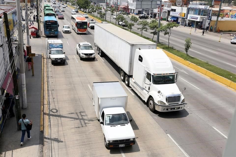 Los cambios publicados prevén sanciones por circular en vías estatales con camiones doble remolque o vehículos que excedan las 40 toneladas o 18.5 metros de largo.