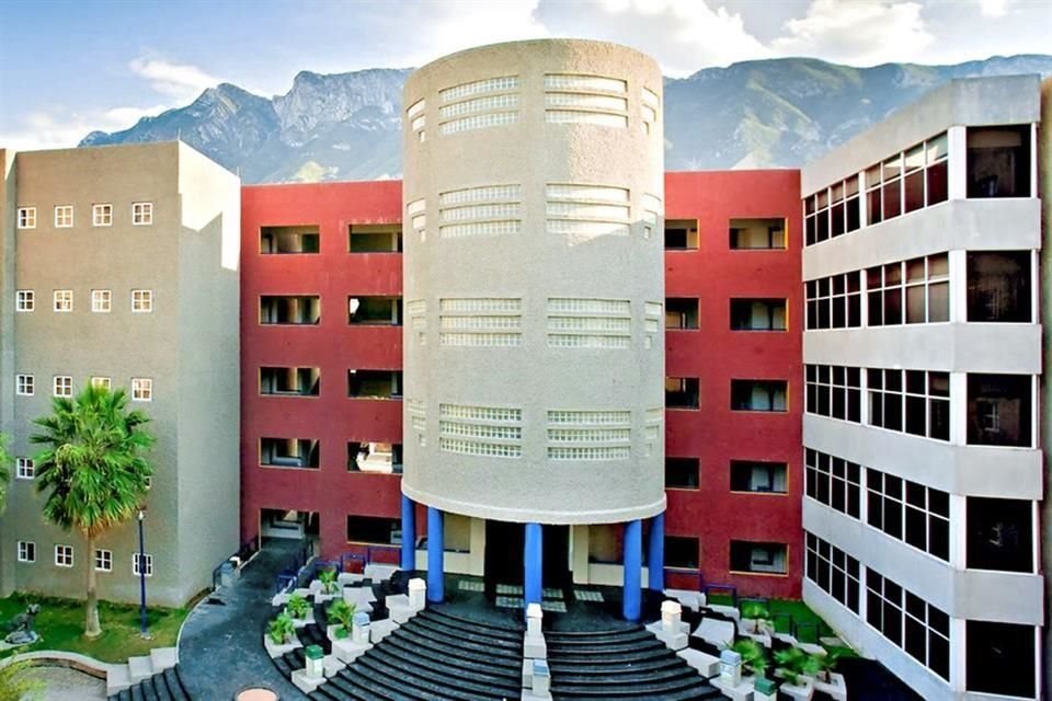 Afuera del campus de la Prepa Tec Santa Catarina del Tec de Monterrey se escribió una amenaza en inglés.