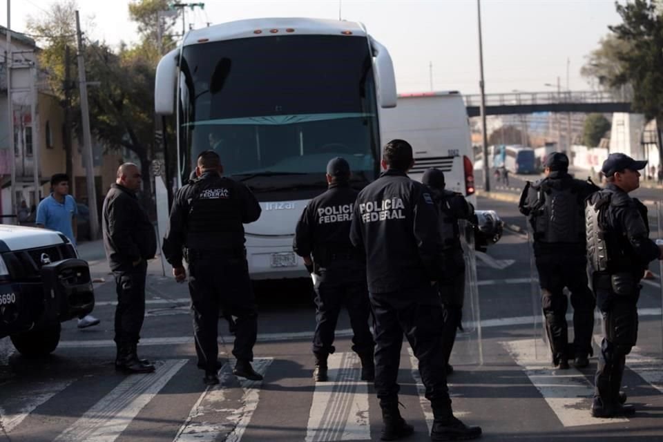 Los agentes llegaron desde las 2:00 horas para poner cuatro cercos en el perímetro de San Lázaro.