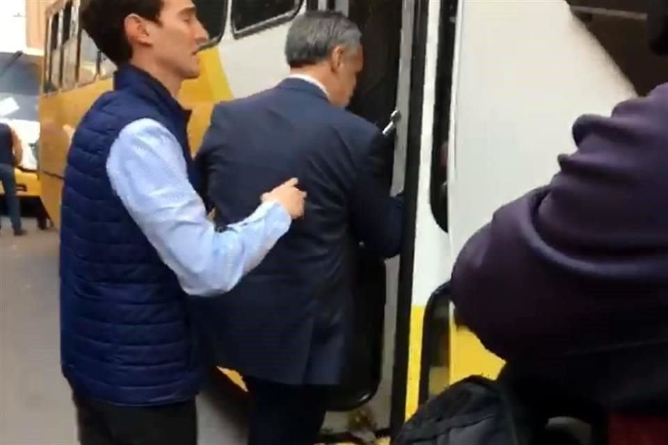 El diputado Alfonso Ramírez Cuéllar abordó un autobus para dirigirse al lugar de la sesión.